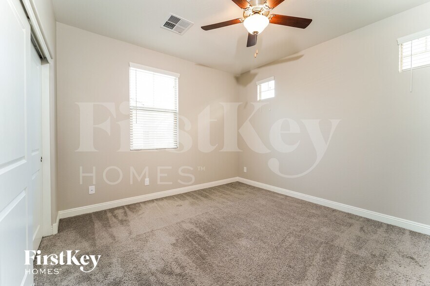 Building Photo - 251 N Sunrise