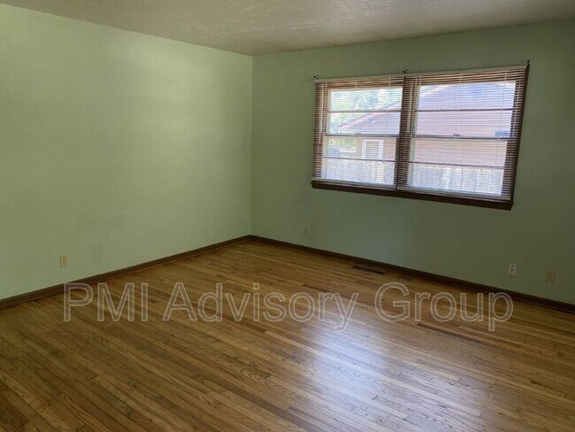 Building Photo - 641 SE 35th St