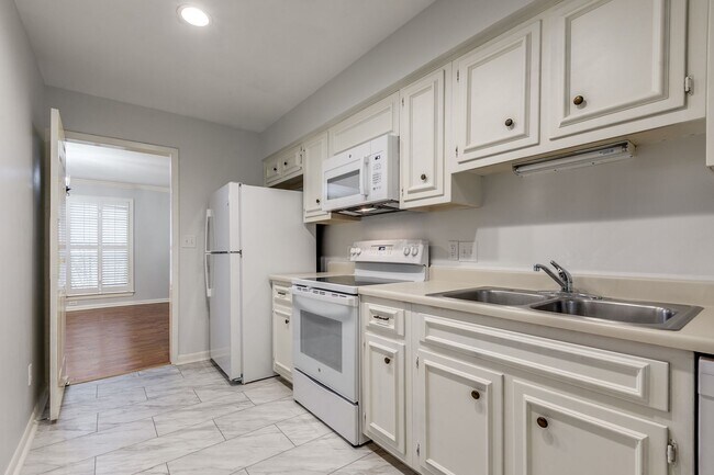 Building Photo - 2-BEDROOM, 2-BATHROOM CONDOMINIUM AT FARMINGTON COMMONS