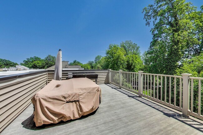 Building Photo - Stunning Contemporary Townhome - 4 Bedroom...