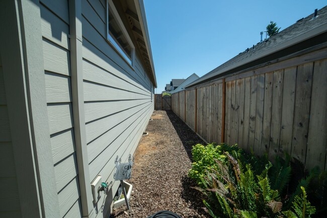 Building Photo - Beautiful Canby Custom Home!