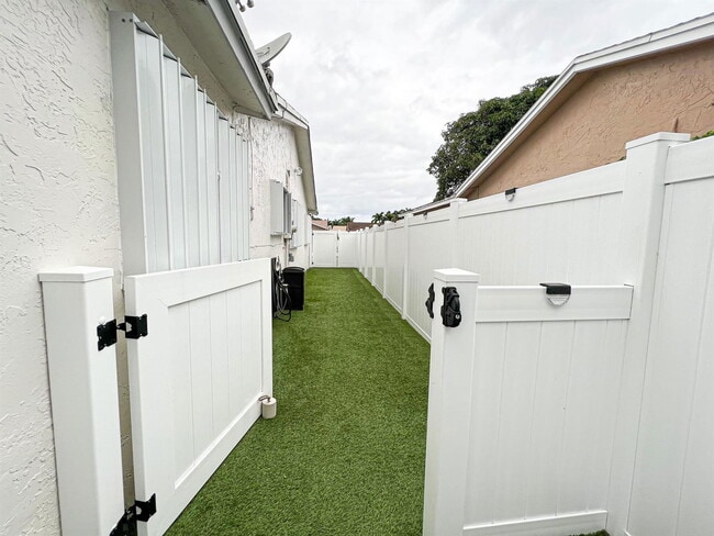 Building Photo - 8912 SW 6th St