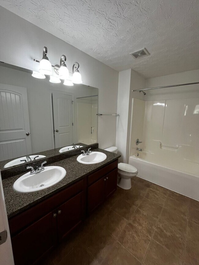 Building Photo - Modern Amenities. Urban Location. Sophisti...