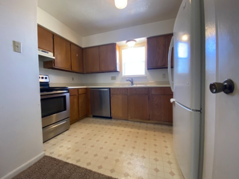 Building Photo - 402 Summer Ct