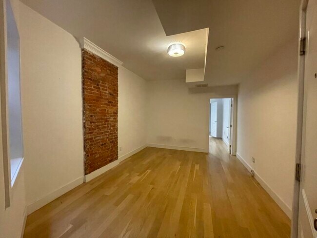 Building Photo - 492 Broadway