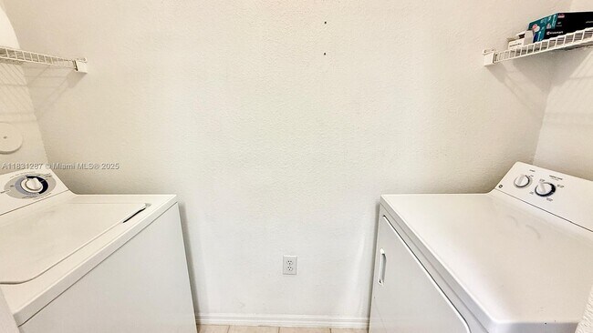 Building Photo - 2807 Veronia Dr