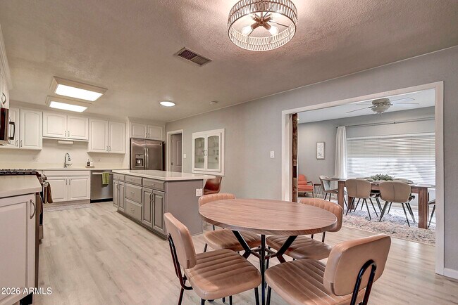 Building Photo - 1027 W 19th St