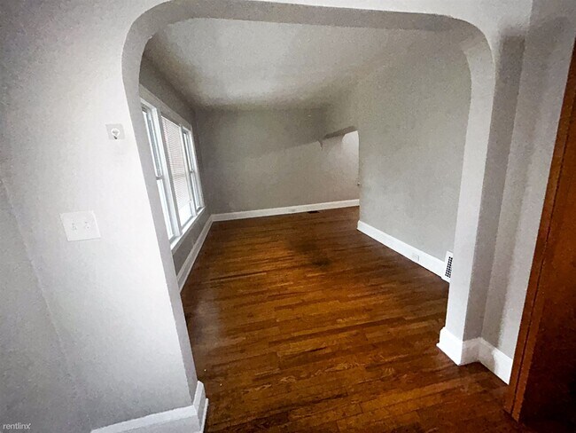 Building Photo - 2 br, 1 bath Duplex - 390 East 162nd Stree...