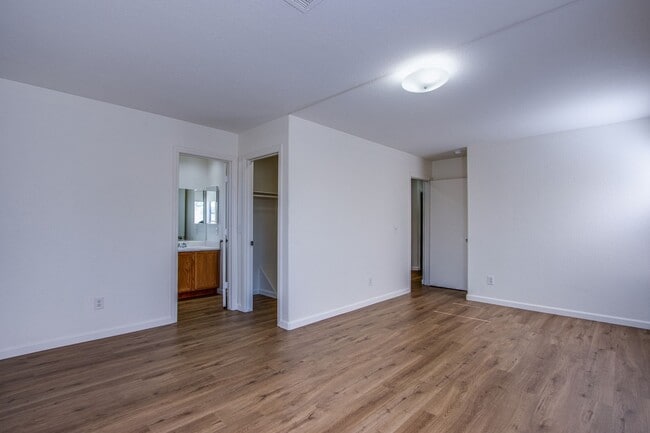 Building Photo - Lovely 4 bedroom 2.5 bath townhome in North Las Vegas gated community with a pool!