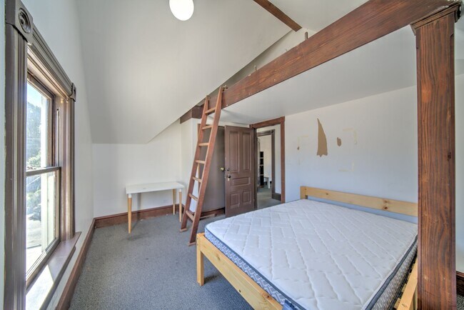 Building Photo - 2225 Blake St