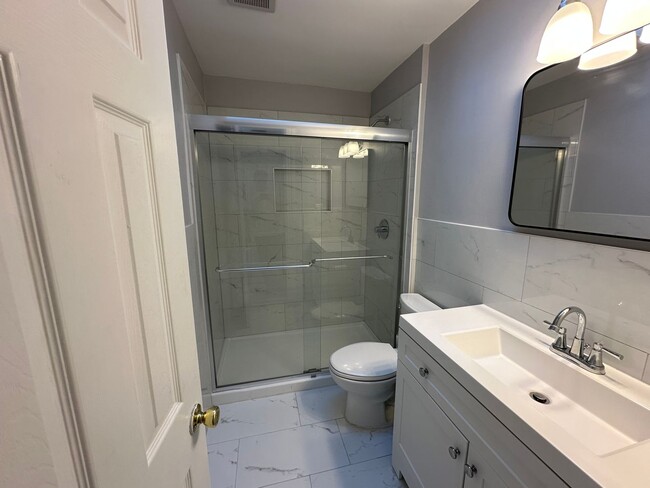 Building Photo - 2 Bedroom 1.5 Bath Condo in Shaw Neighborhood, Backyard, Recently Renovated, Fabulous Modern Feat...