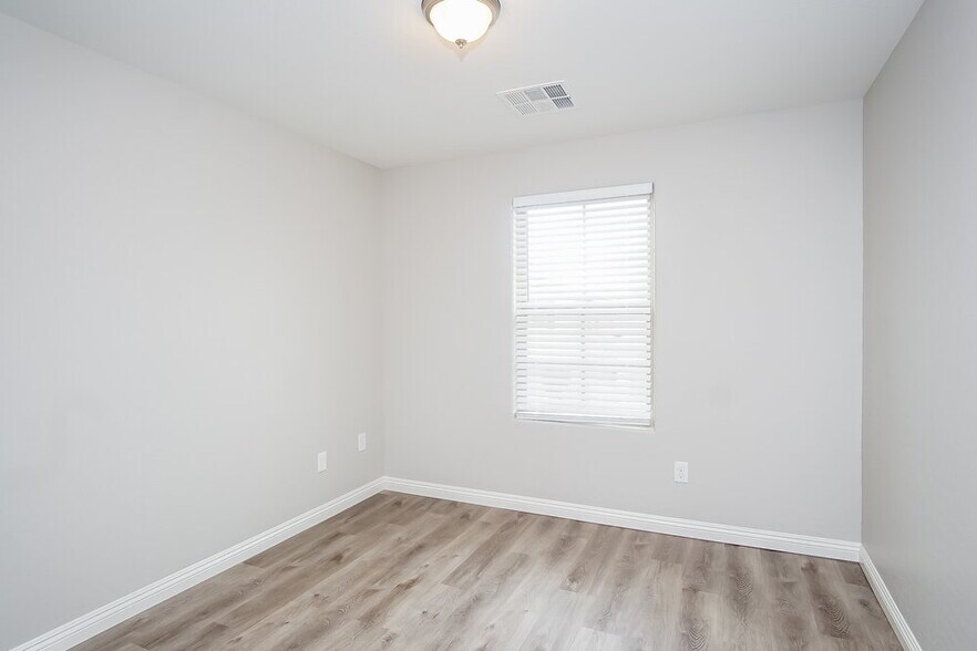 Building Photo - 6425 Kellyville Dr