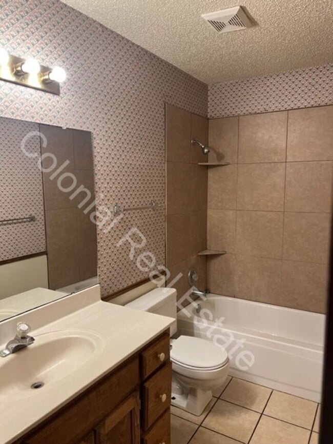 Building Photo - Spacious 3 Bed/2 Bath home with a fireplace!