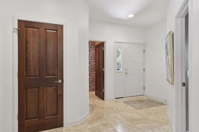 Building Photo - 6484 Ivy Way