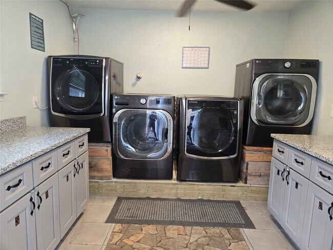 Building Photo - 22061 Russell Dr