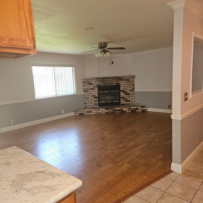 Building Photo - Spacious Open Floor Plan Close to Schools ...
