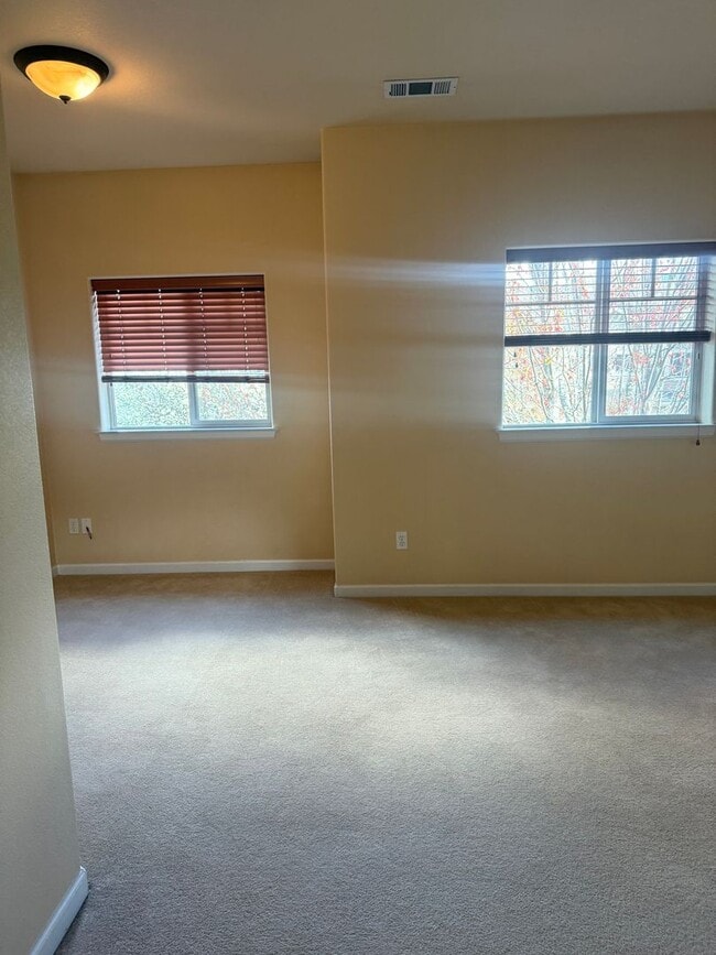 Building Photo - 2BED 2.5 BATH - TOWNHOME IN A QUIET NEIGHBORHOOD