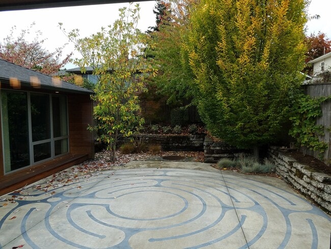 Building Photo - WINTER SPECIAL: Beautiful Hidden Gem Modern Custom Home in Great Salem Neighborhood!