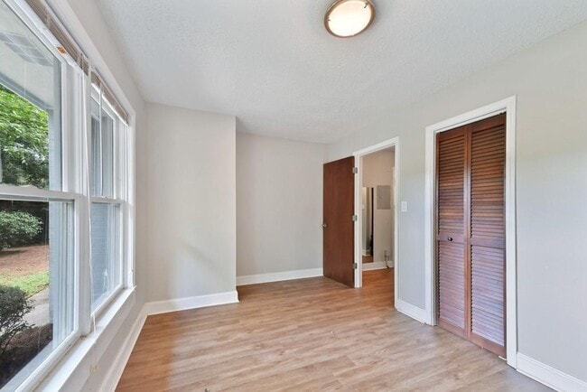 Building Photo - 326 Mathews Ave NE