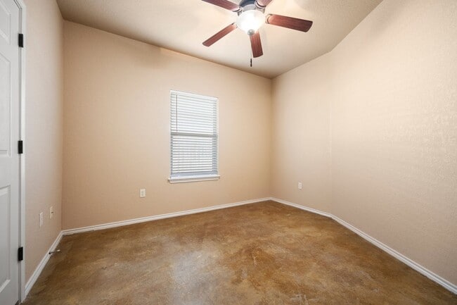 Building Photo - Nice 3 Bedroom Duplex located in New Braunfels!