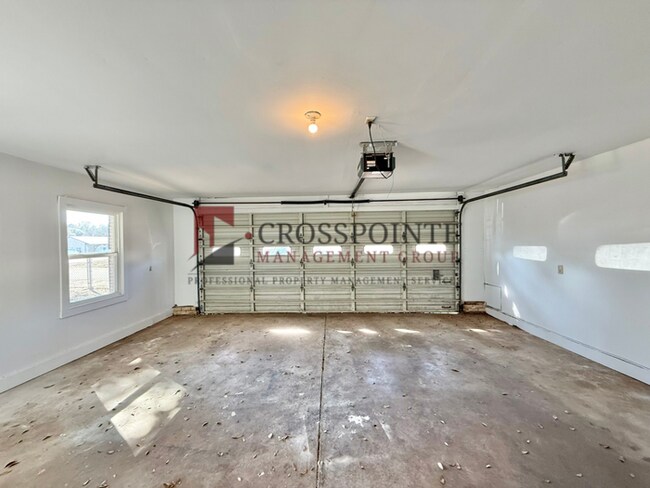 Building Photo - Charming 3 Bedroom, 2 Bathroom Home!