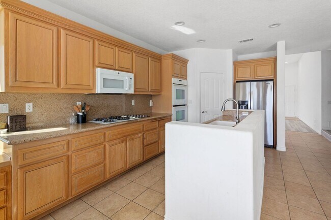 Building Photo - 18075 Lakeview Dr