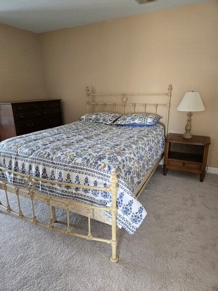 Building Photo - 222 N View Cir