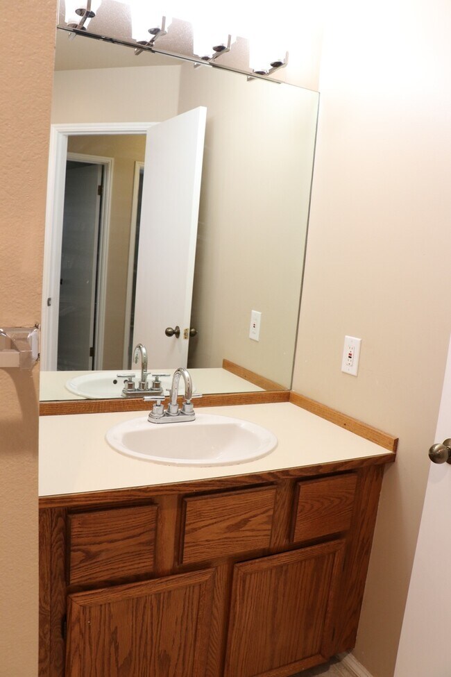 Building Photo - 3 Bed 2.5 Bath House In Leschi