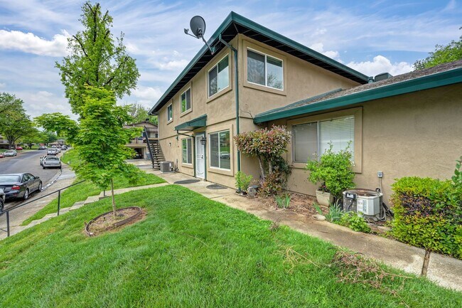 Building Photo - Beautifully Renovated Unit