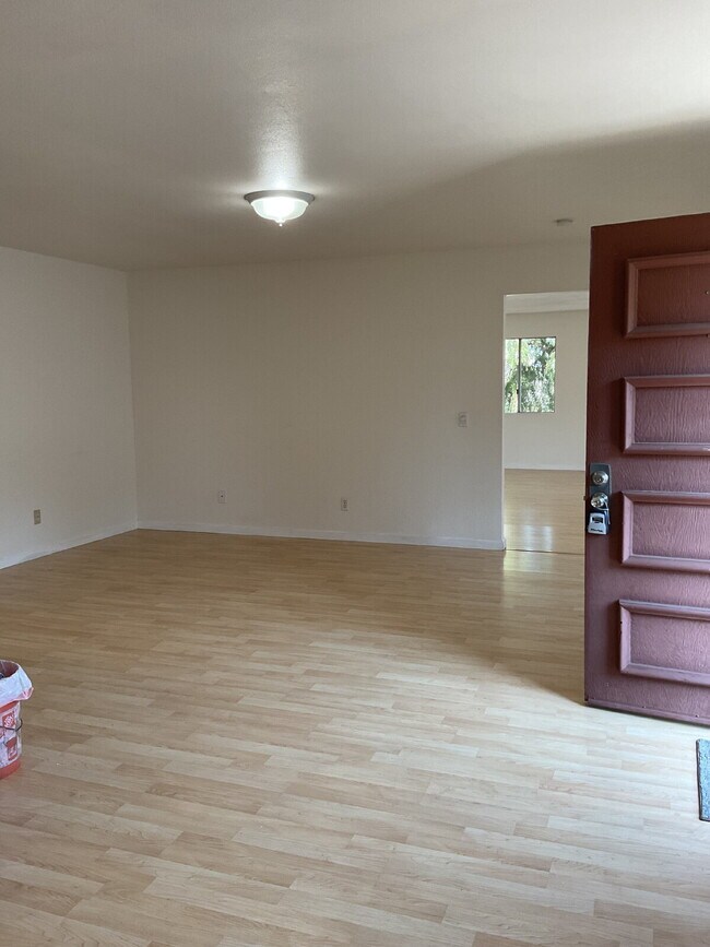 Building Photo - "Discover Coastal Living: Spacious 3-Bed, 2-Bath Townhouse