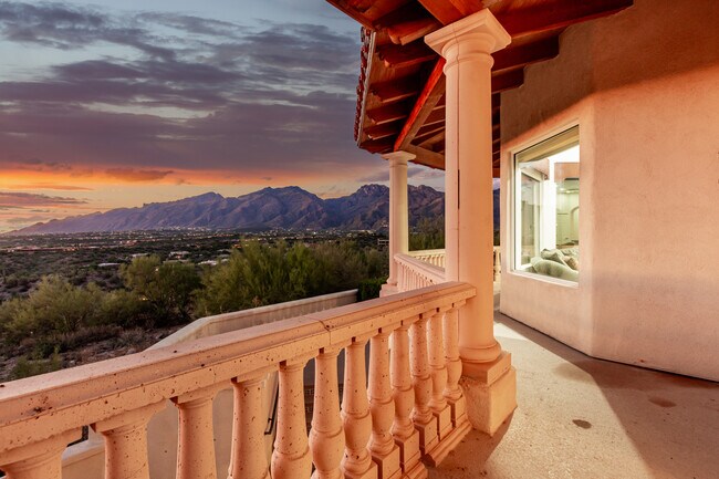 Catalina Foothills 4 bedroom 4 bath Home located in prestigious Canyon Ridge. 270-degree VIEWS! - 4667 N Rocky Crest Plz
