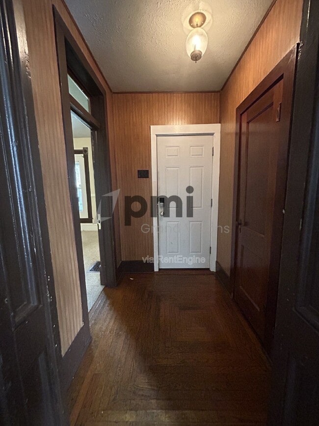 Building Photo - 1105 6th St