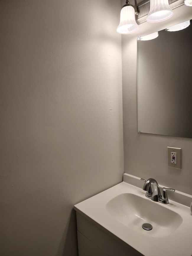 Building Photo - 7208-72C2 Donnell Pl