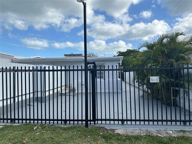 Building Photo - 1765 SW 21st St