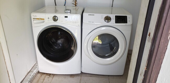 Building Photo - 325 SE 2nd St