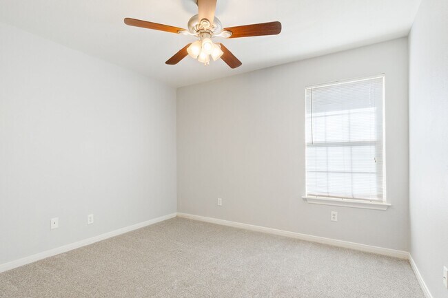 Building Photo - 10316 Hyacinth Ln