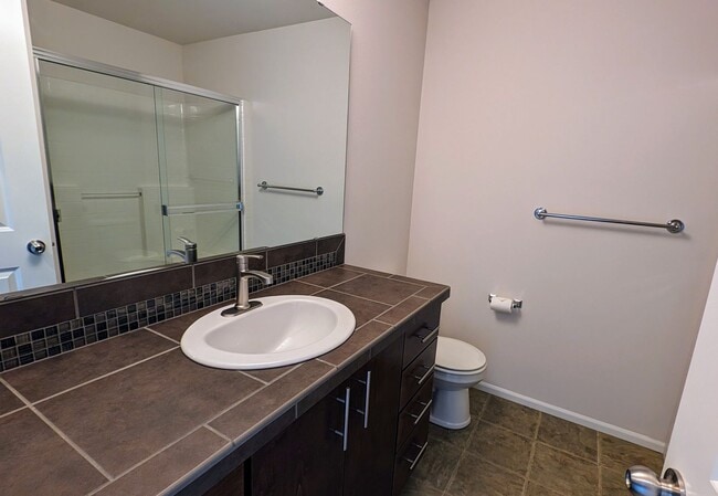 Building Photo - North Lynnwood Spacious Townhome with 2 car garage