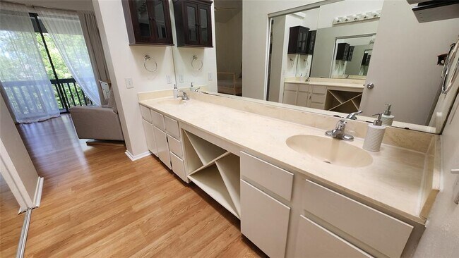 Building Photo - 7122 Wood Hollow Dr