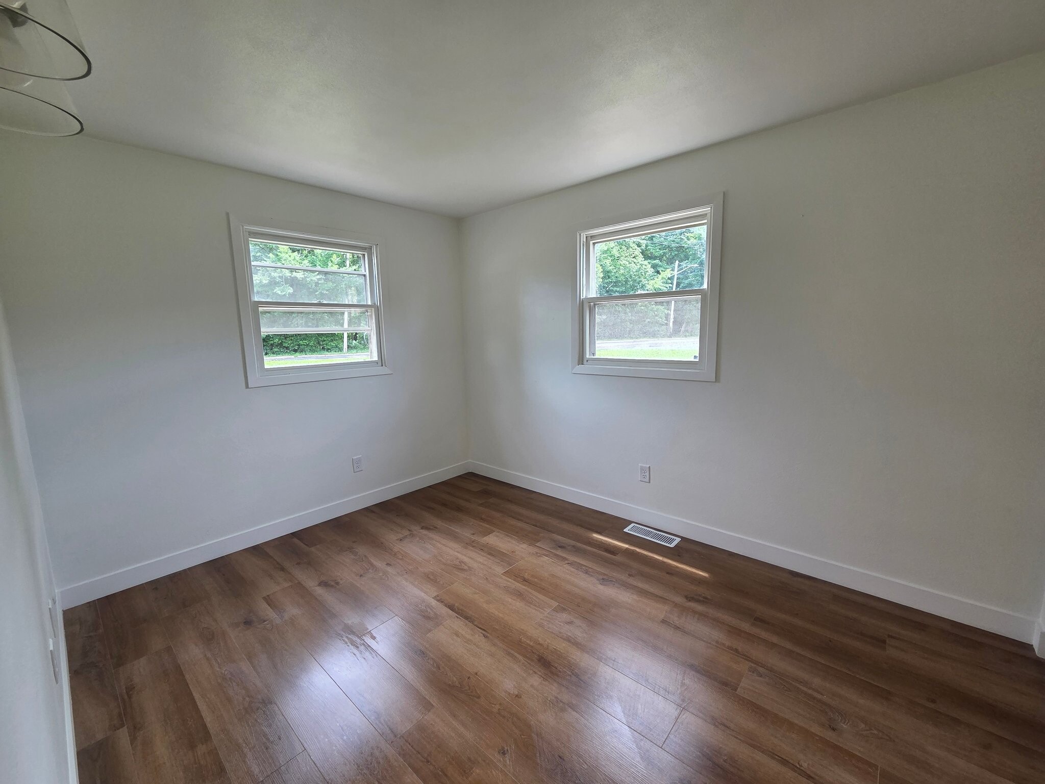 Building Photo - 1231 E Maywood Ave