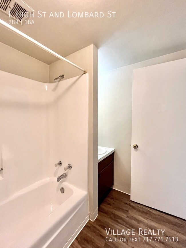 Building Photo - Huge 2-Bed apartment with washer/dryer hoo...