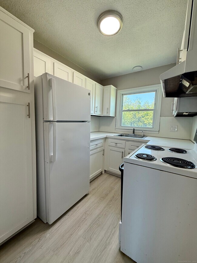 Building Photo - 208 Point Beach Dr