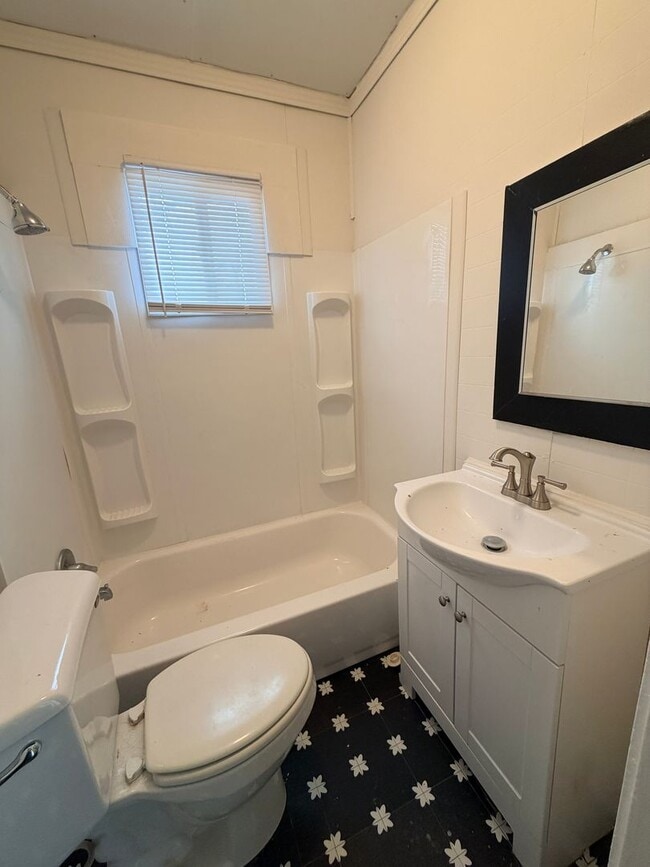 Building Photo - 3141 N Park Ave