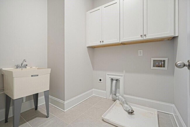 Building Photo - 123 Village Green Ave