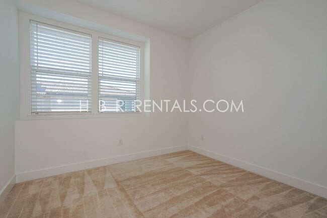 Building Photo - Hansen Village: Spacious 4-Bed Two Story H...