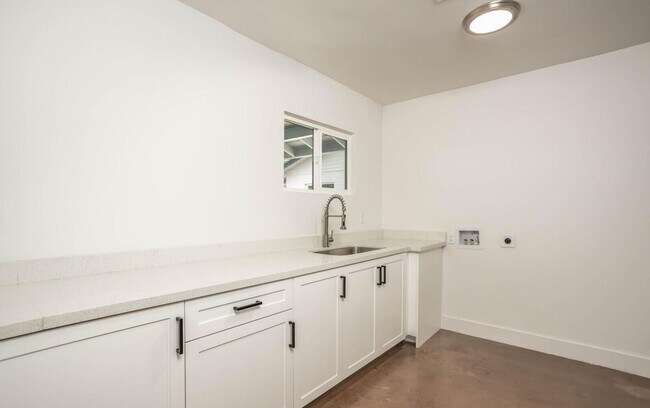 Building Photo - Biltmore District Luxury – 3 month leases avaialble 2,795.00