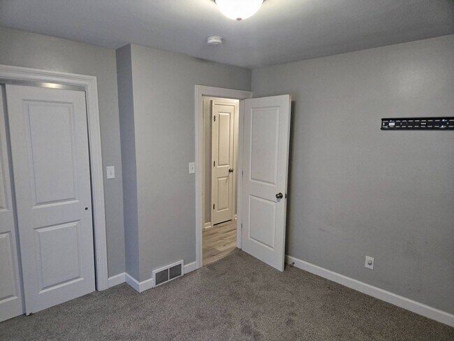 Building Photo - Charming 5-Bedroom Property in Prime Location