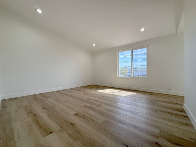 Building Photo - Stunning Remodeled Home in South Huntington Beach – Minutes to the Beach!
