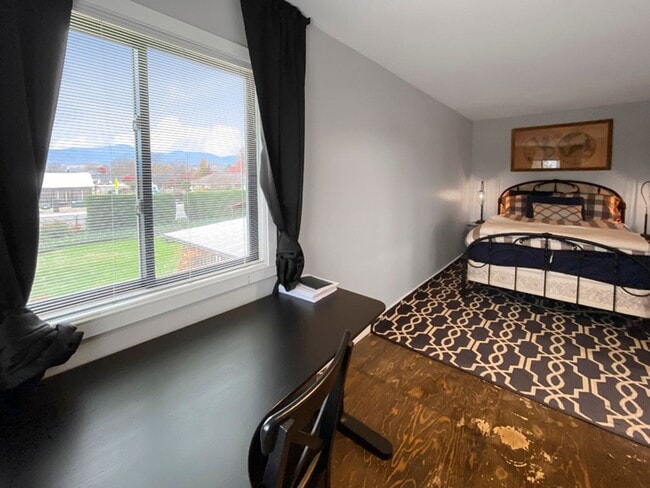 Building Photo - Portland Loft: Fully Furnished Loft Living with views of the golf course $300 Utility Fee