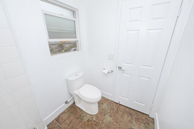 Building Photo - 511 Stork St