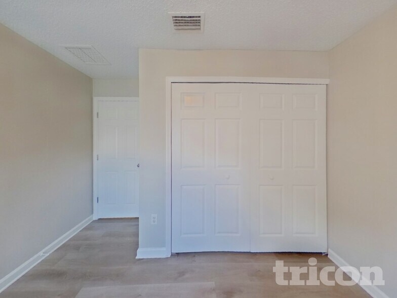 Building Photo - 11626 Brian Lakes Dr N